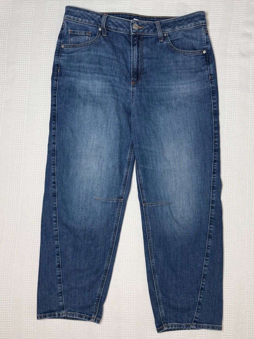 Chicos Barrel Leg Tapered Jeans Size 1R 8 or 10 Med Wash Seam Detail High Rise